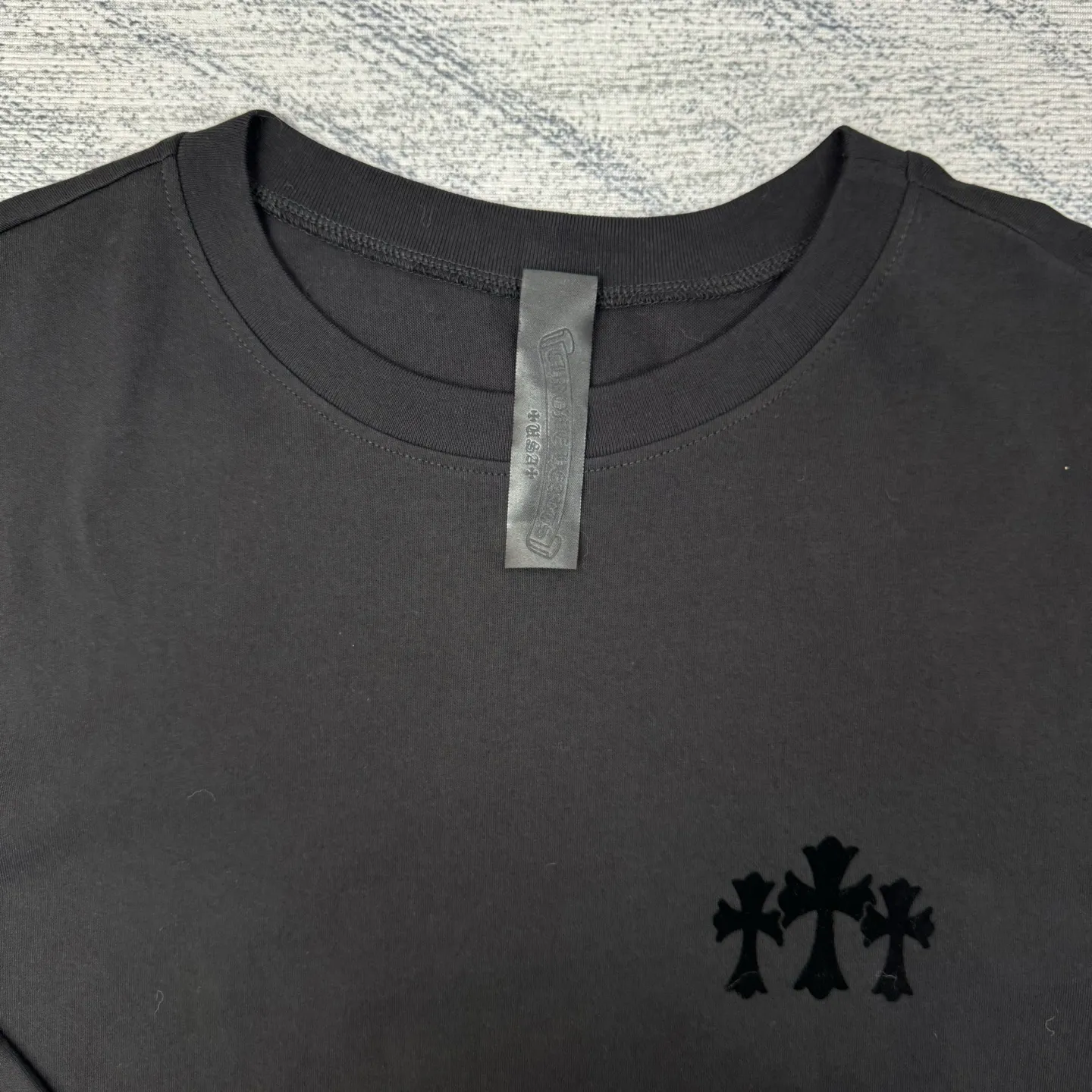 P300 Chrome Hearts/Chrome Hearts CH Black flocked cross round neck long sleeves Size: S/M/L/XL Custom-woven and dyed 40-yarn fabric with a scratchy surface pattern. The ready-made garments are made of YB consistent electrostatic flocking technology. It is not an ordinary lettering mold technology. The colors are also different at different angles. Brand new collar label (not the previous leather label) and washed label.